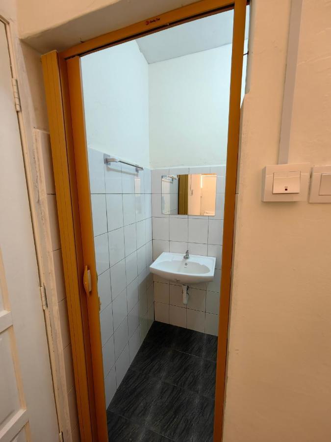 Ww Hostel 22A Private Shower George Town Exterior foto
